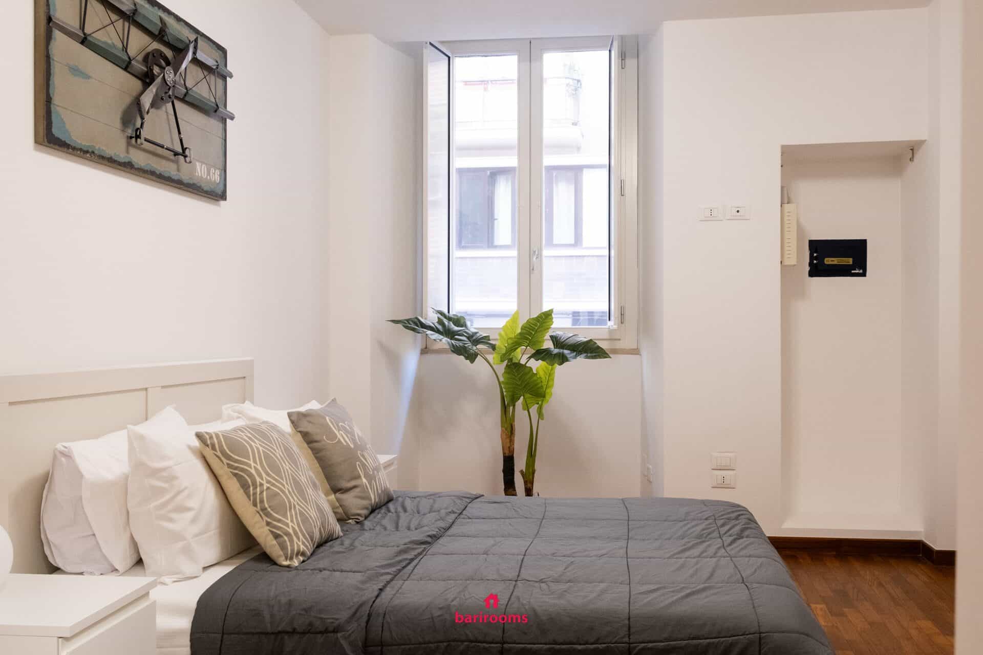 Camera da letto luminosa con letto matrimoniale, appartamento Maison 30 Bari