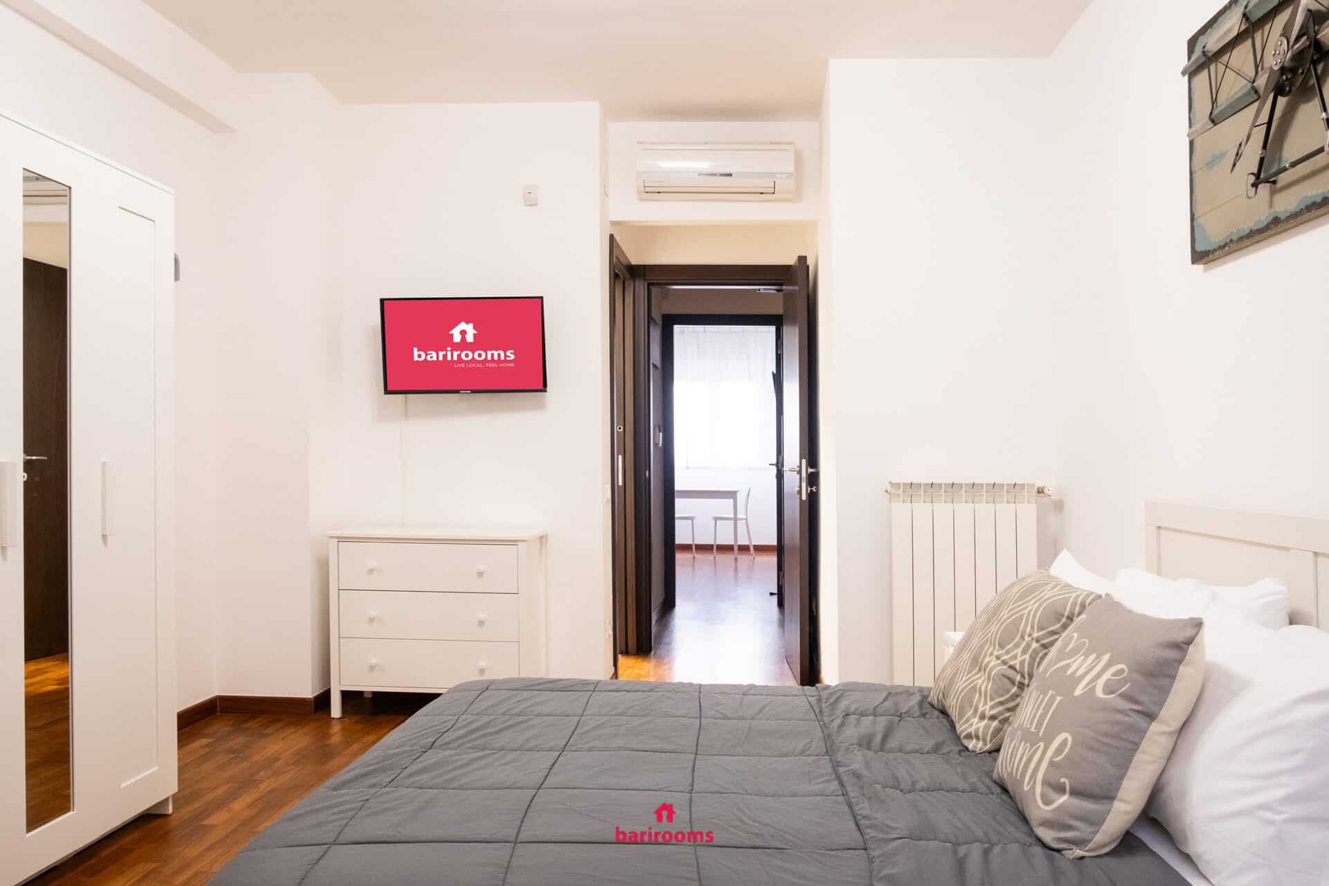 Camera matrimoniale con Smart TV e cassettiera, appartamento Maison 30 Bari