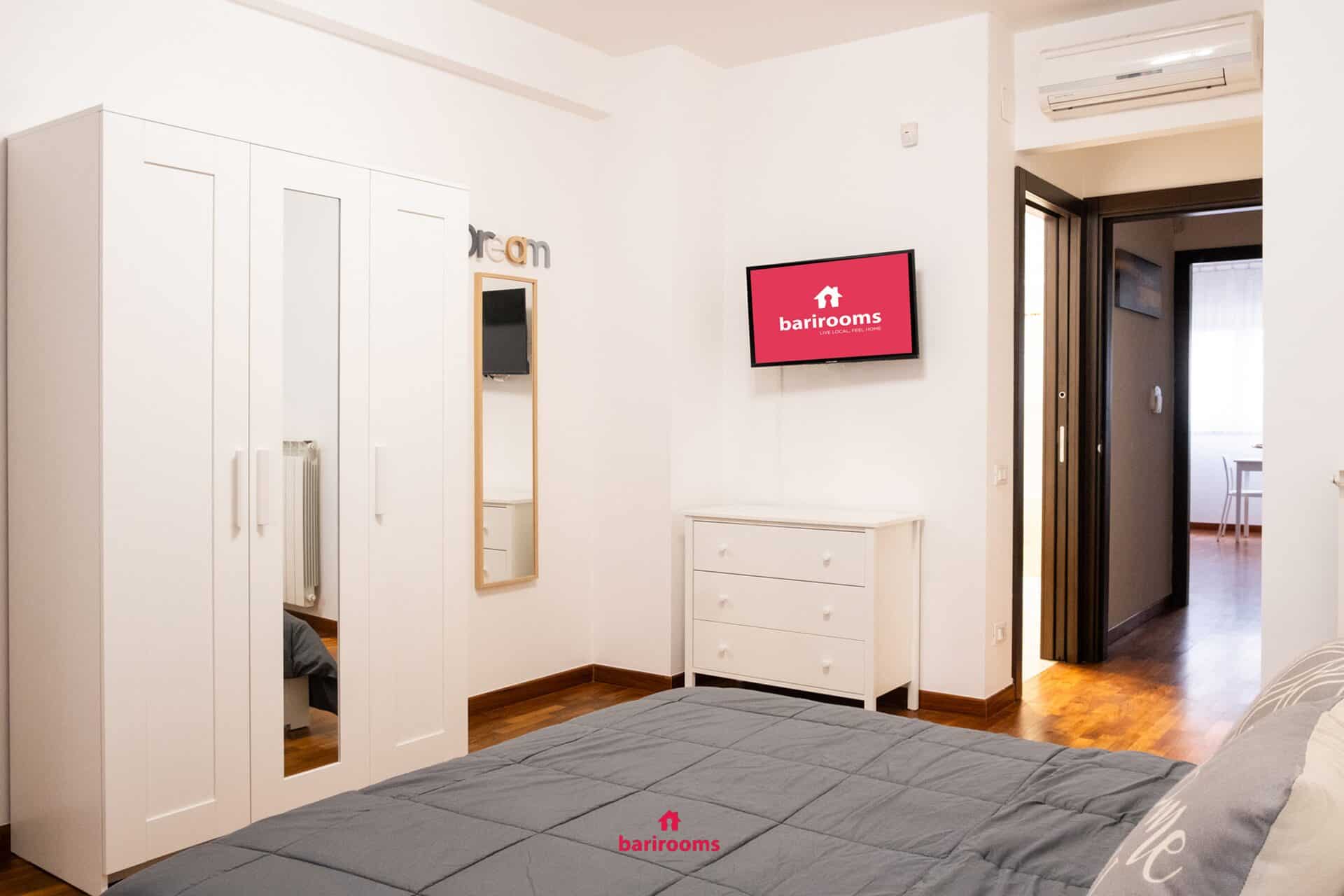 Camera da letto con armadio a specchio, appartamento Maison 30 Bari