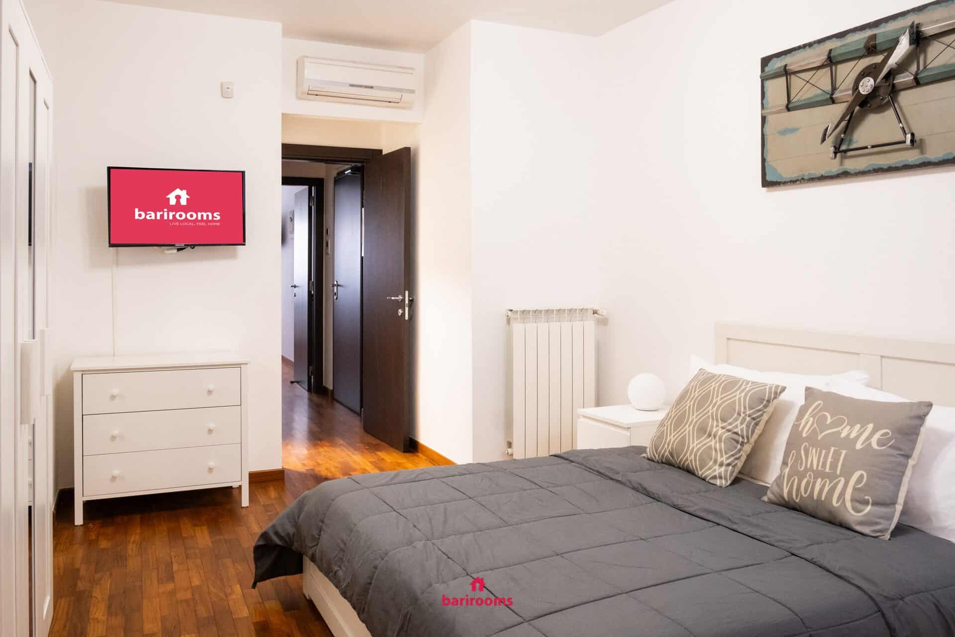 Camera matrimoniale con TV, appartamento Maison 30 nel centro di Bari