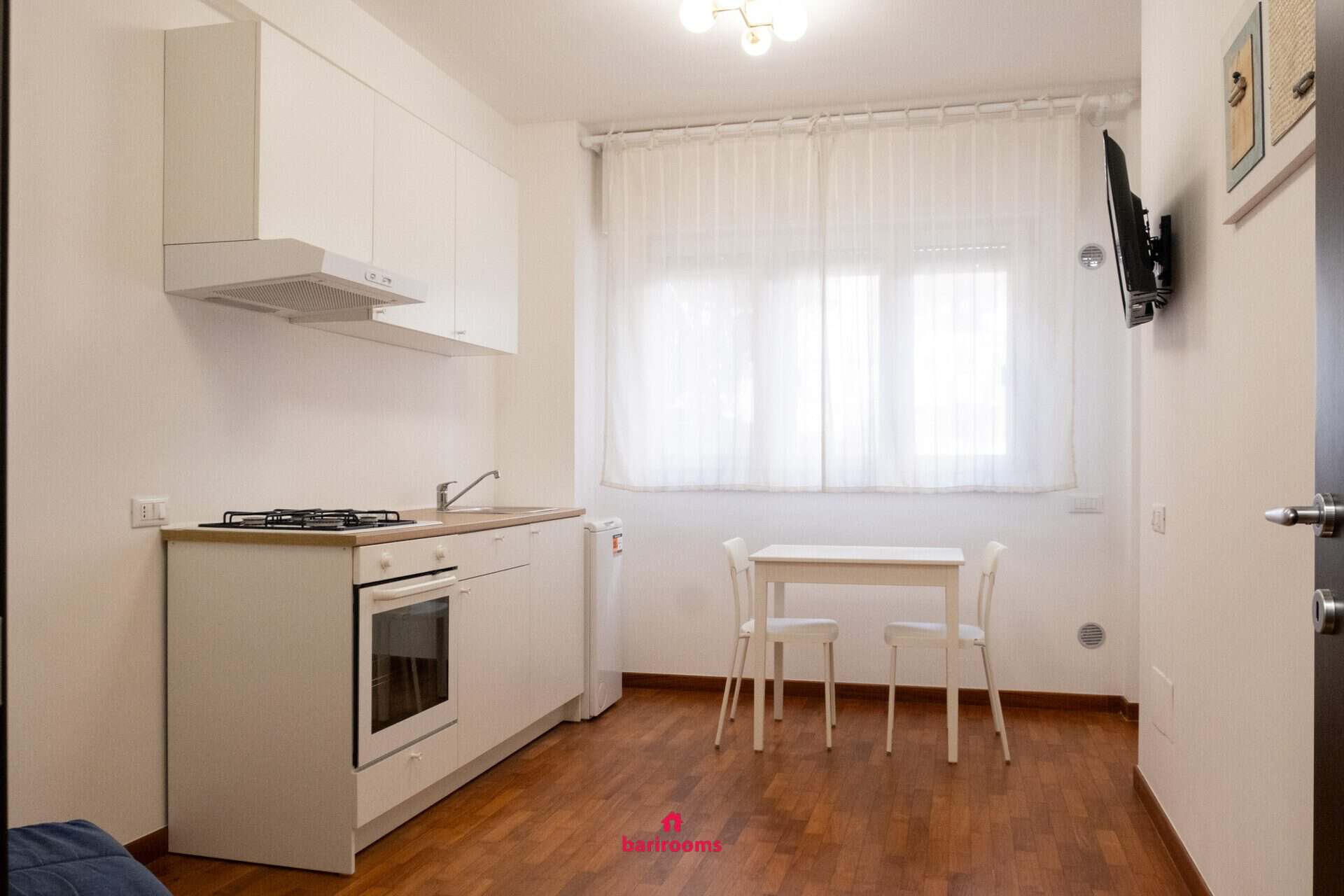Angolo cottura con forno e tavolo da pranzo, appartamento Maison 30 Bari