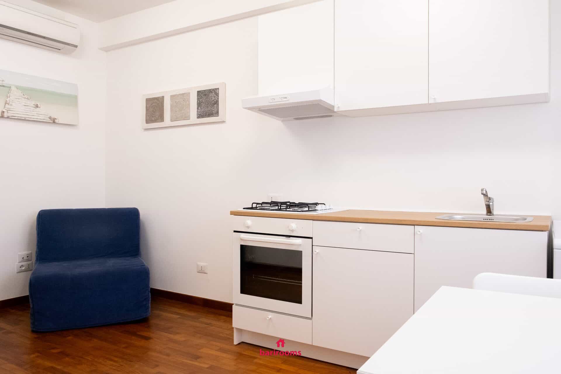 Poltrona letto singola e angolo cottura, appartamento Maison 30 Bari