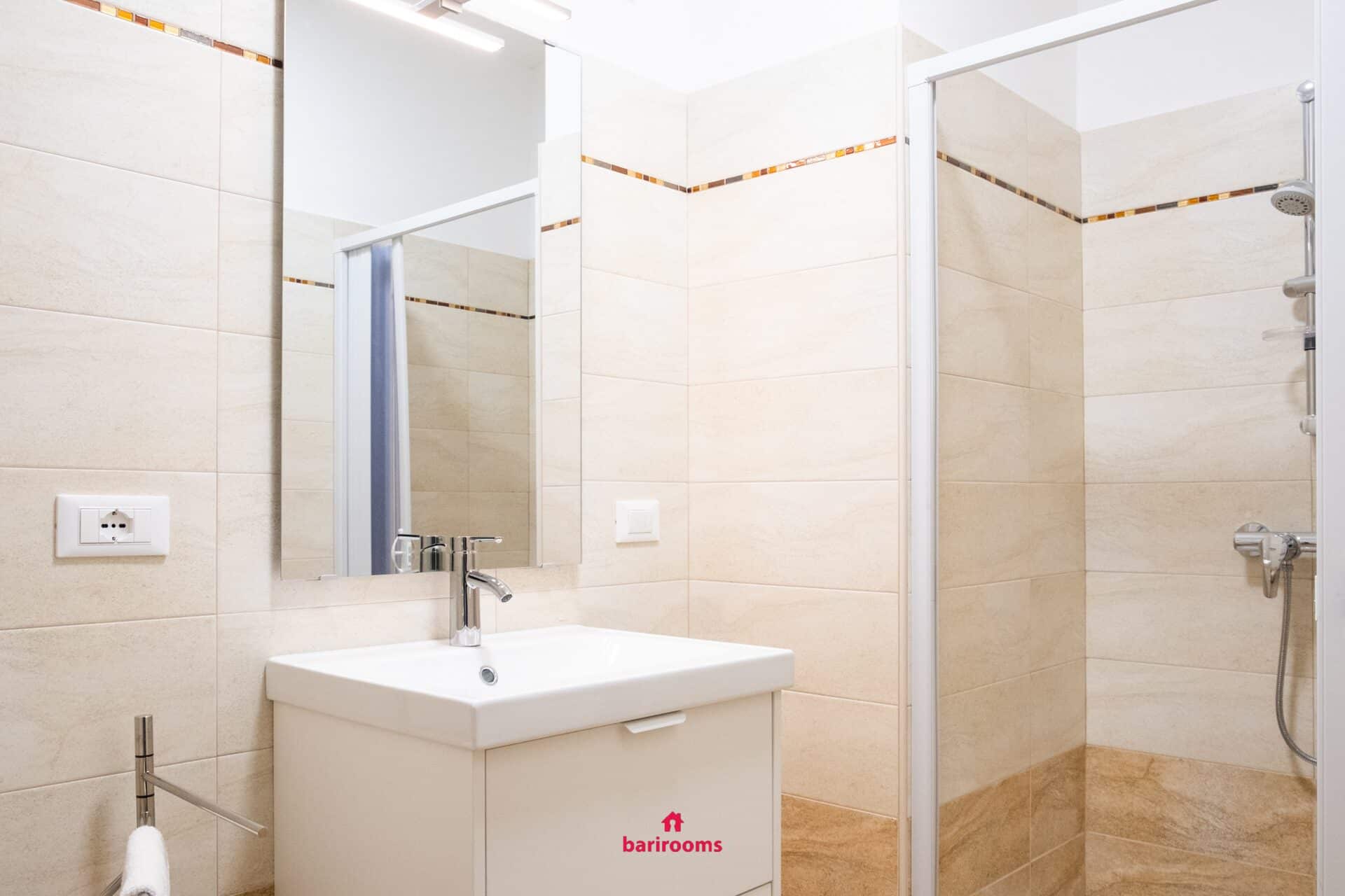 Lavabo e doccia nel bagno privato, appartamento Maison 30 Bari
