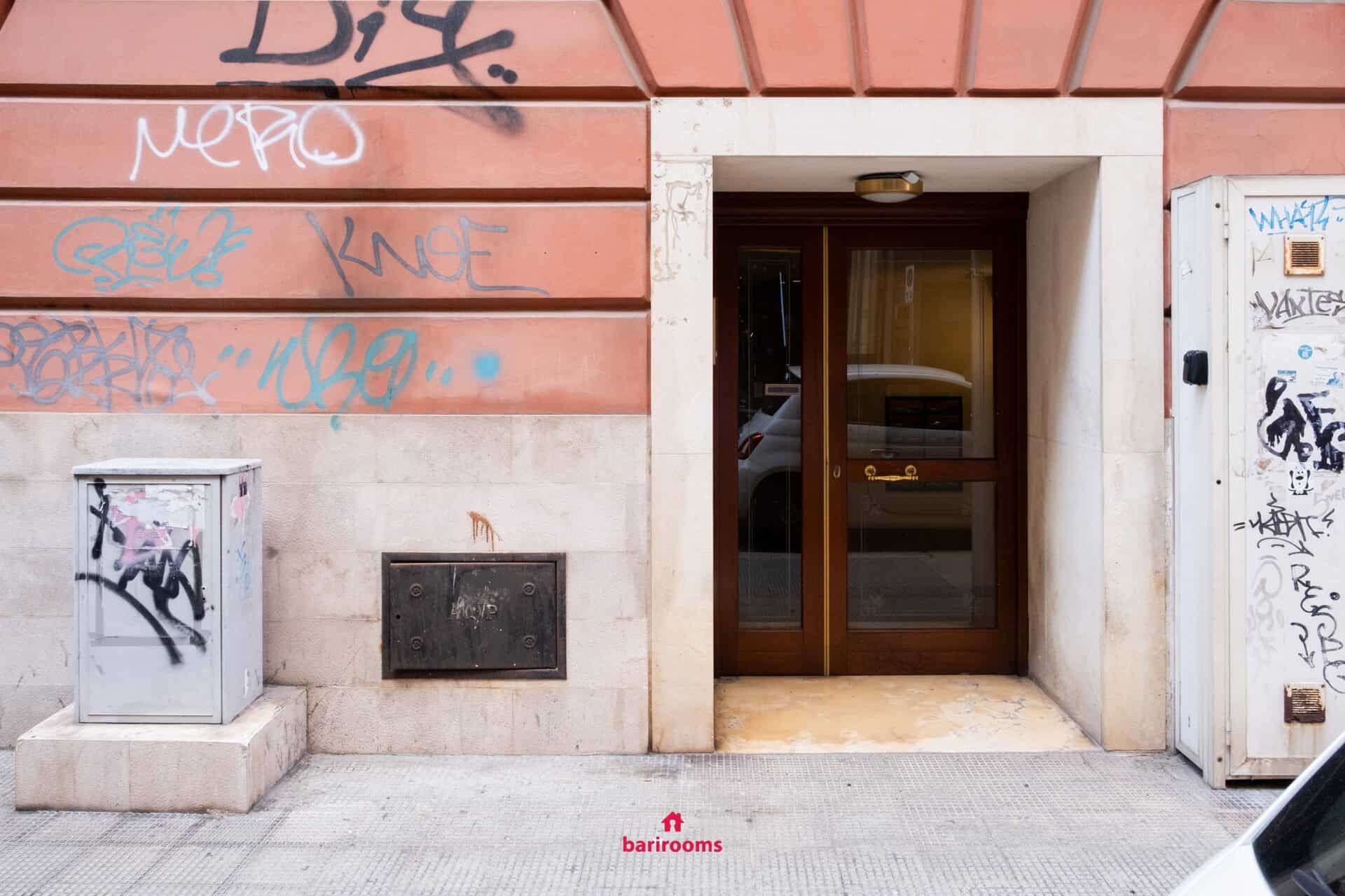 Portone d'ingresso del palazzo in via Marcello Celentano 30, Maison 30 Bari