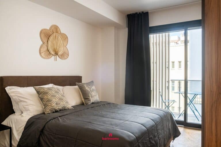 Camera da letto con letto matrimoniale e porta finestra, appartamento Metropole Bari