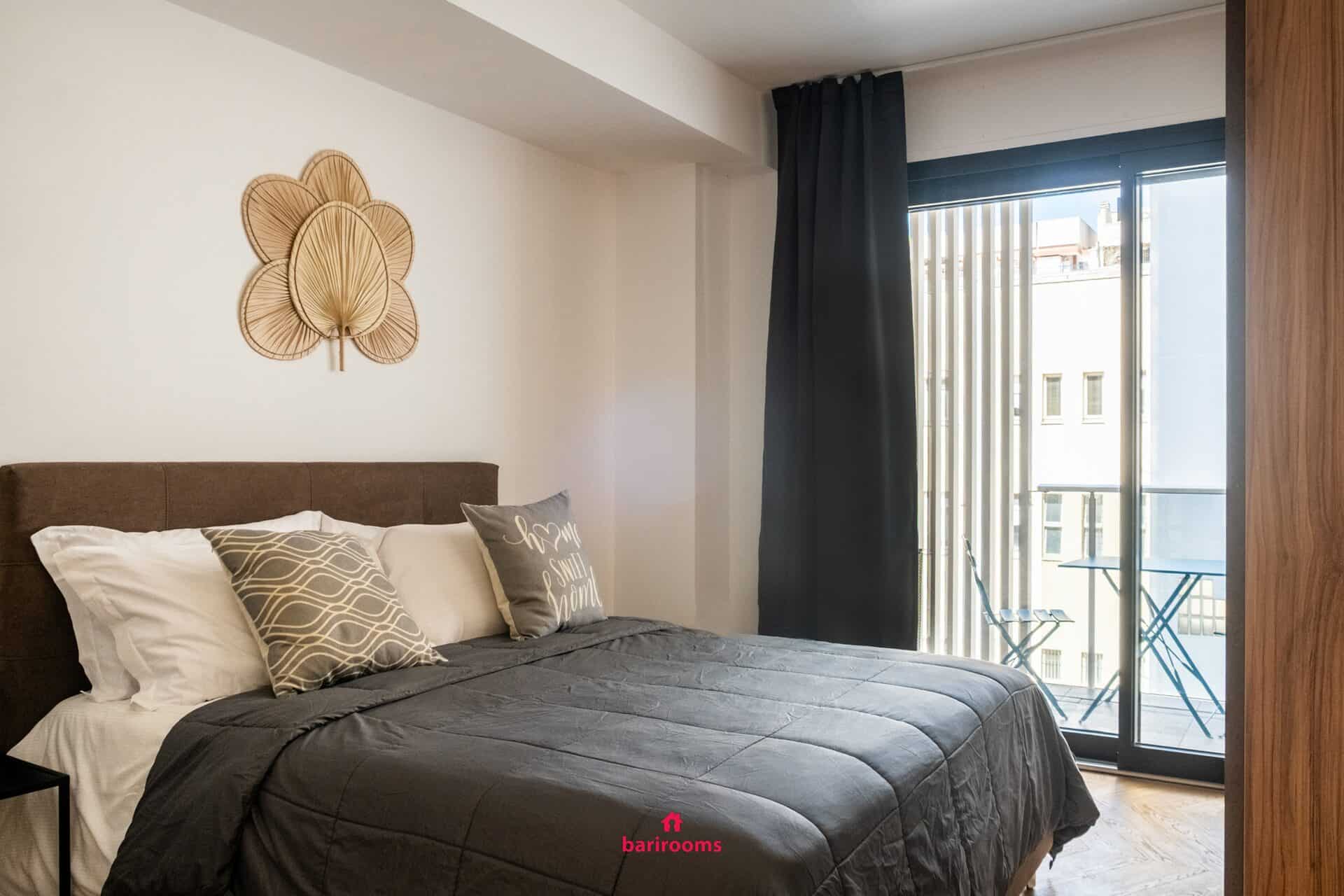 Camera da letto con letto matrimoniale e porta finestra, appartamento Metropole Bari