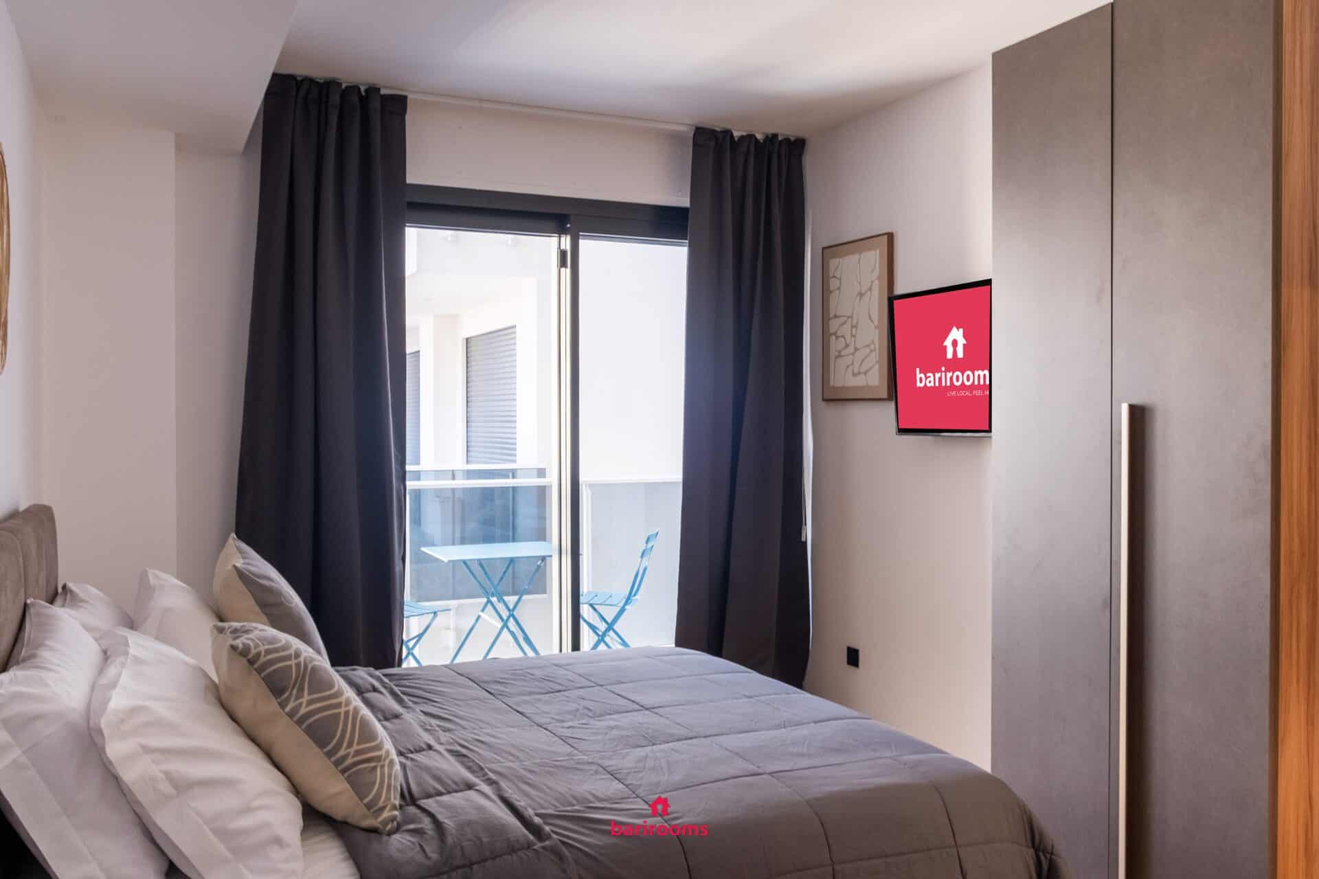 Camera matrimoniale con armadio e Smart TV, appartamento Metropole Bari