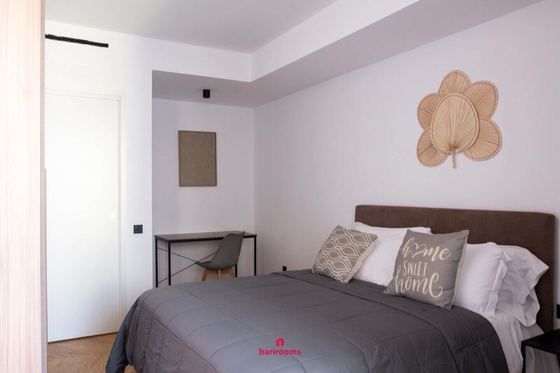 Camera da letto con scrivania, appartamento Metropole in via Melo Bari