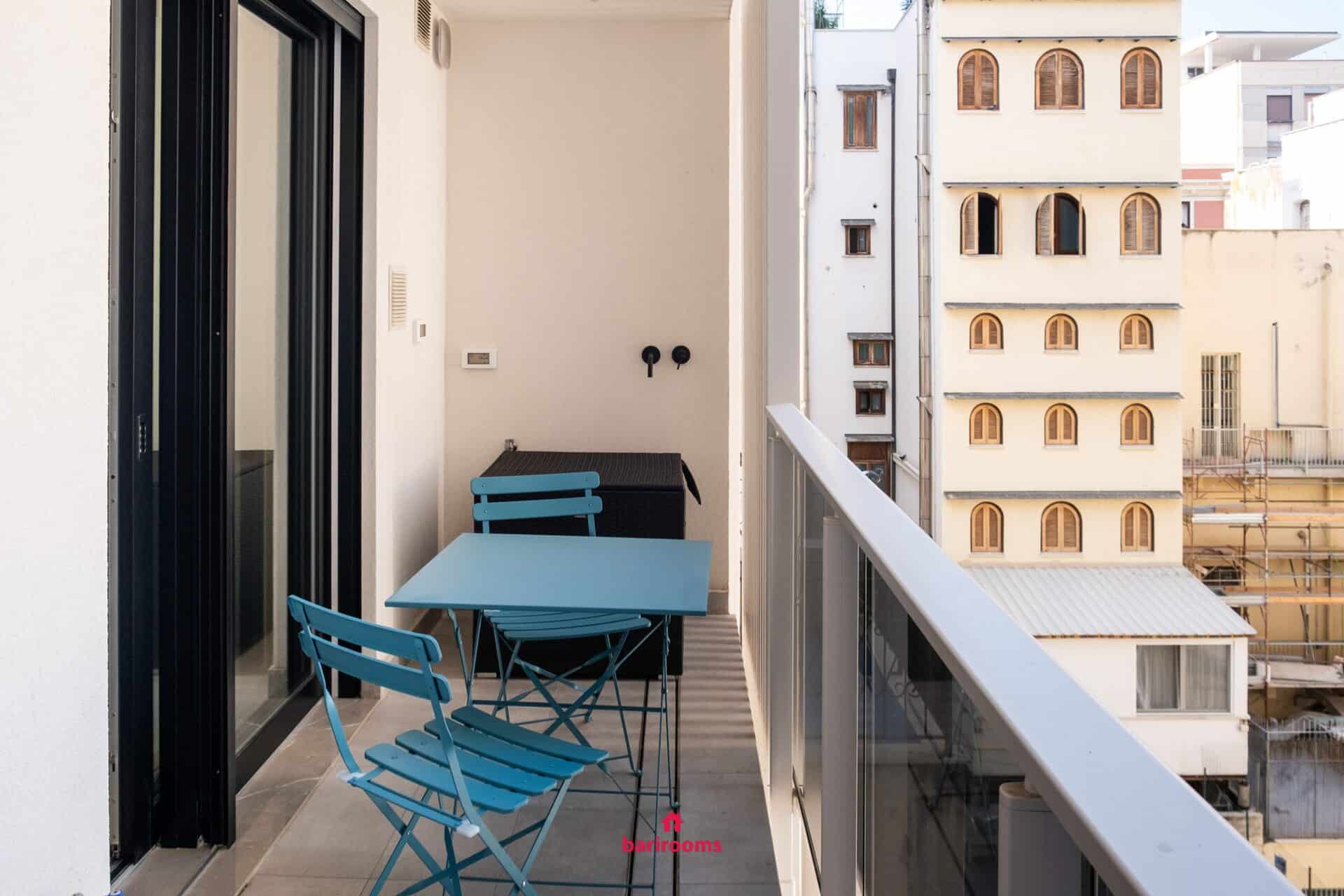 Balcone con tavolino, appartamento Metropole al quarto piano a Bari