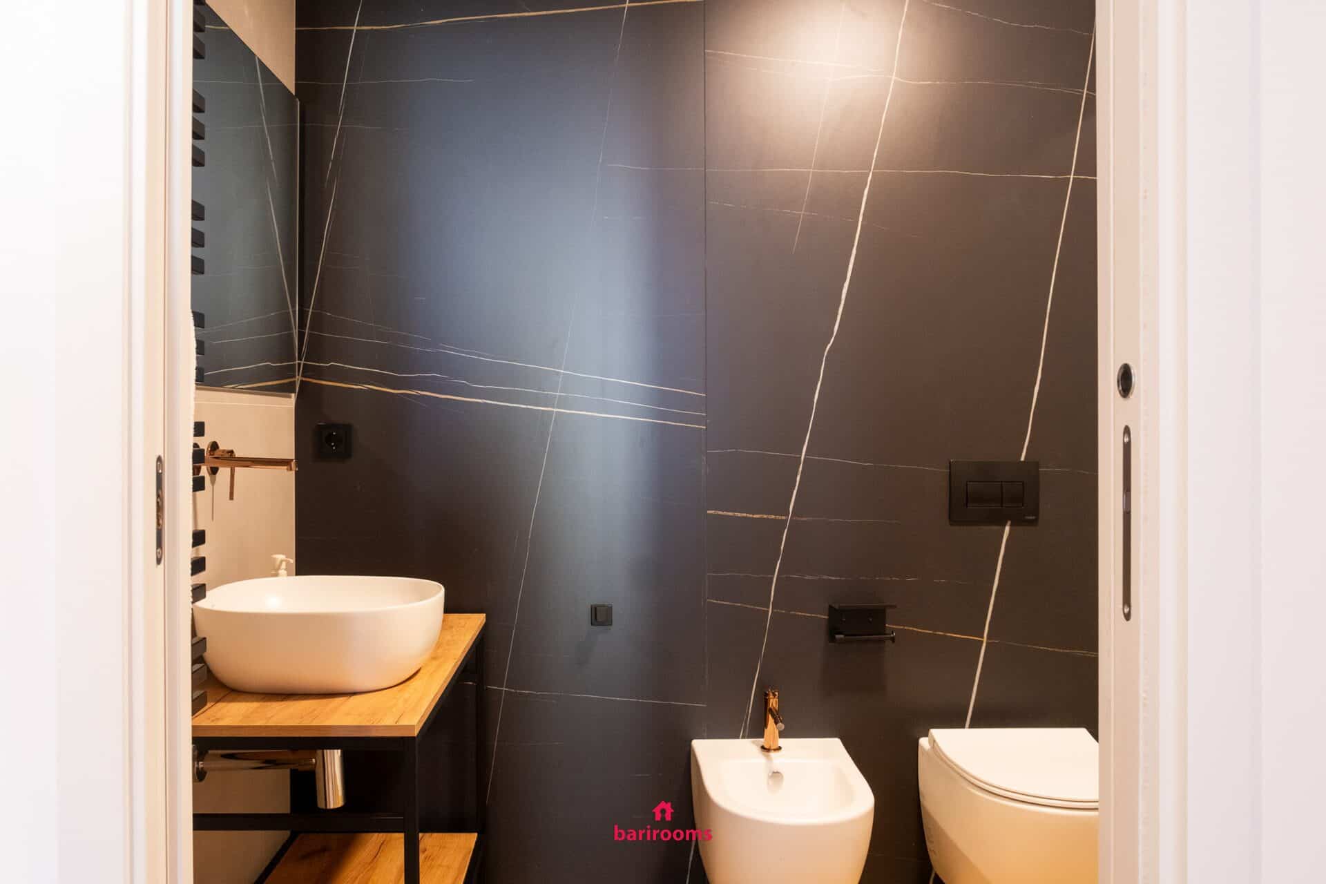 Bagno privato con lavabo d'appoggio, appartamento Metropole Bari
