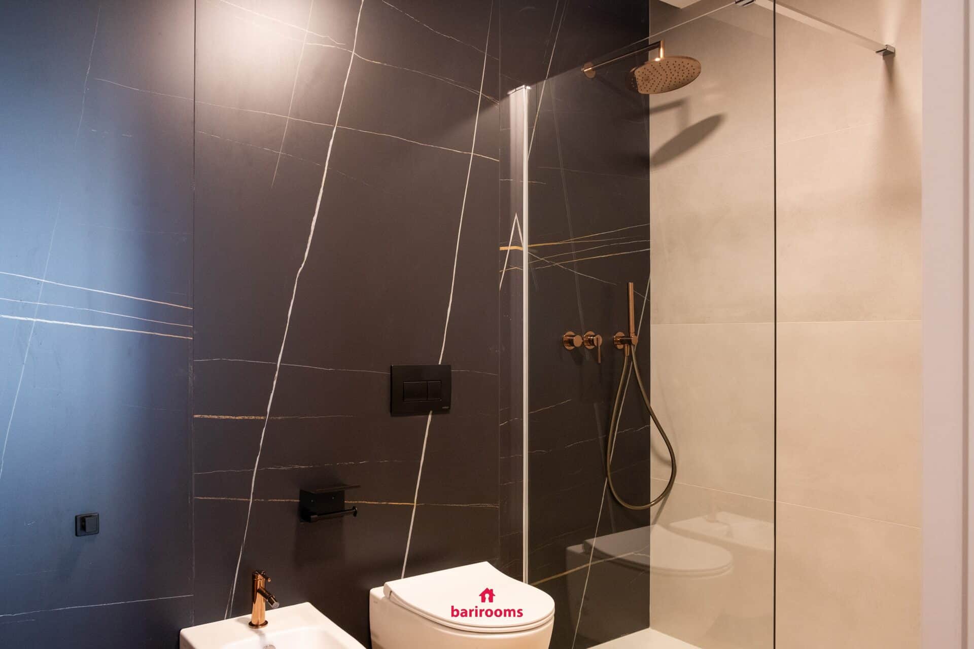 Bagno privato con doccia walk-in, appartamento Metropole Bari