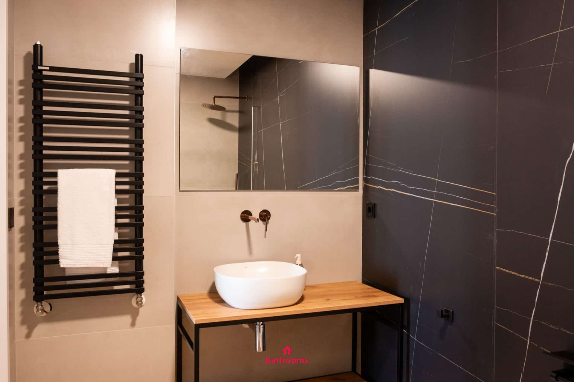 Lavabo e scaldasalviette nel bagno, appartamento Metropole Bari
